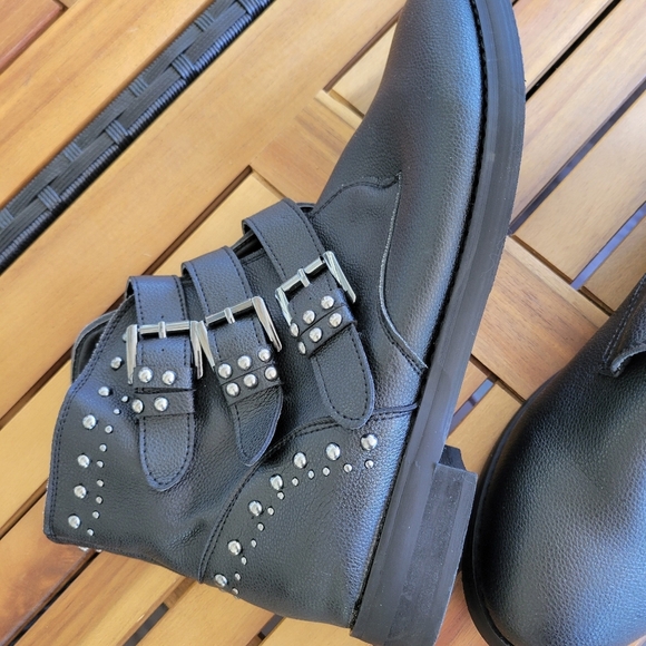 Stylish Black  Boots with Buckle Design - Picture 9 of 9